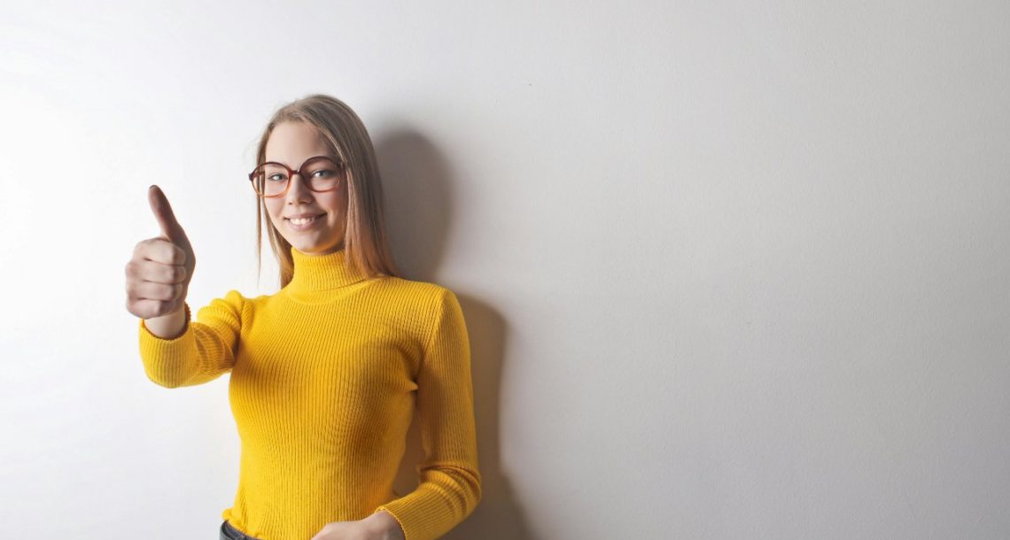 zena-zuta-rolka-naocare