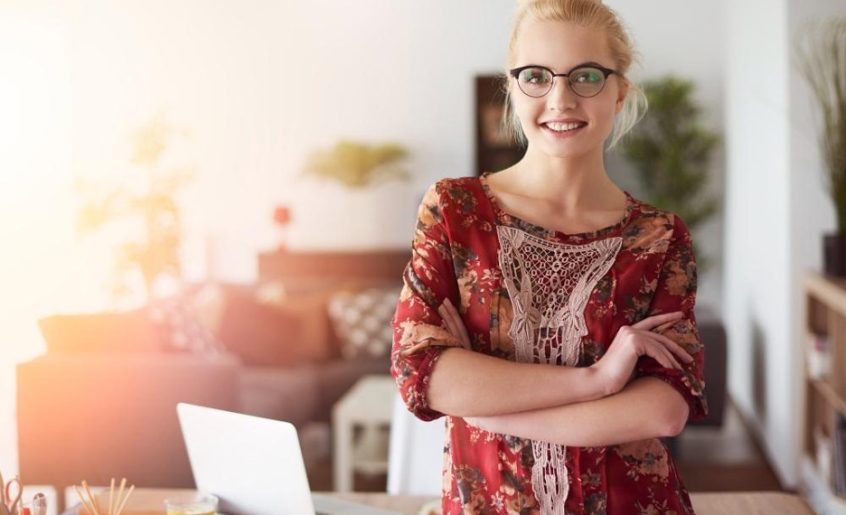 Žena stoji pored stola