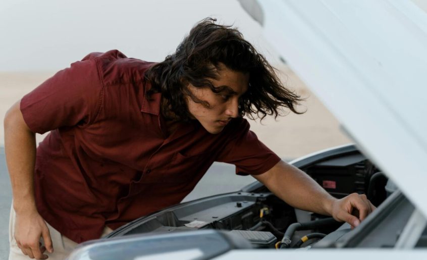 muskarac-auto-motor-hauba