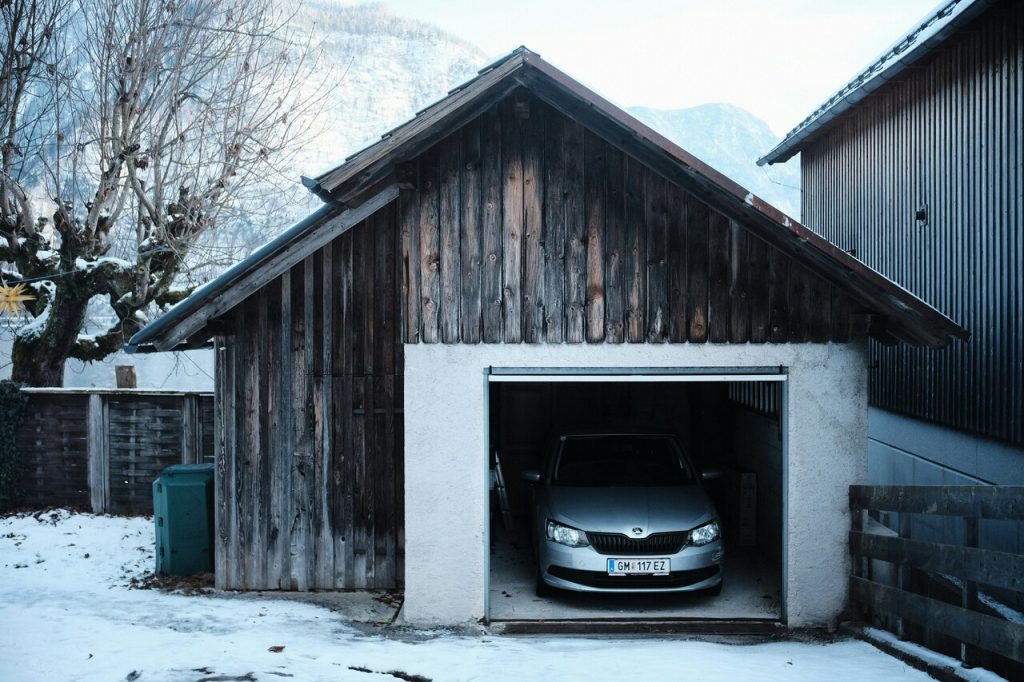 auto-garaža-sneg