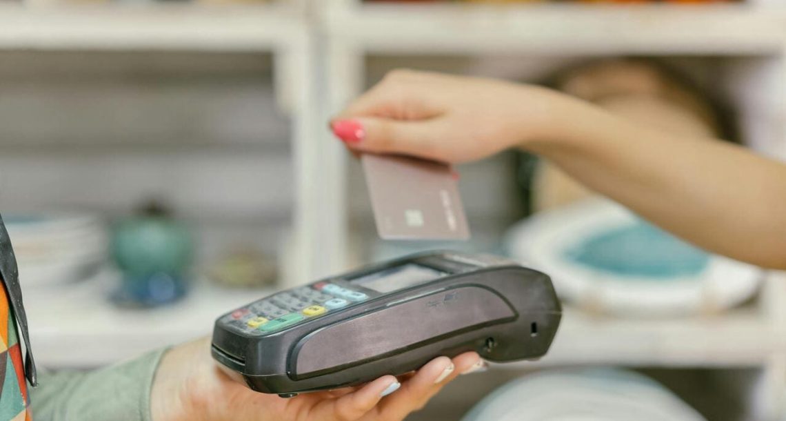 beskontaktna-kartica-terminal-ruke