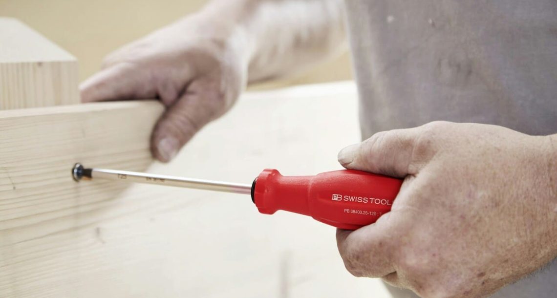 crveni-odvijac-drvena-daska