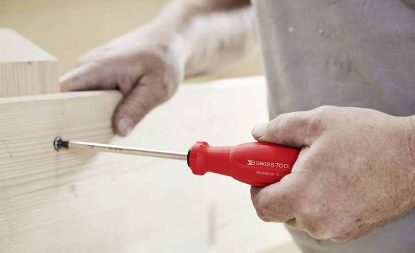 crveni-odvijac-drvena-daska