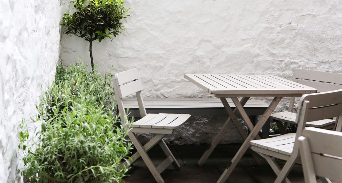 drvena-bastenska-garnitura-kameni-zid