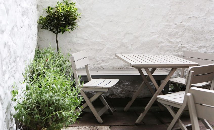 drvena-bastenska-garnitura-kameni-zid