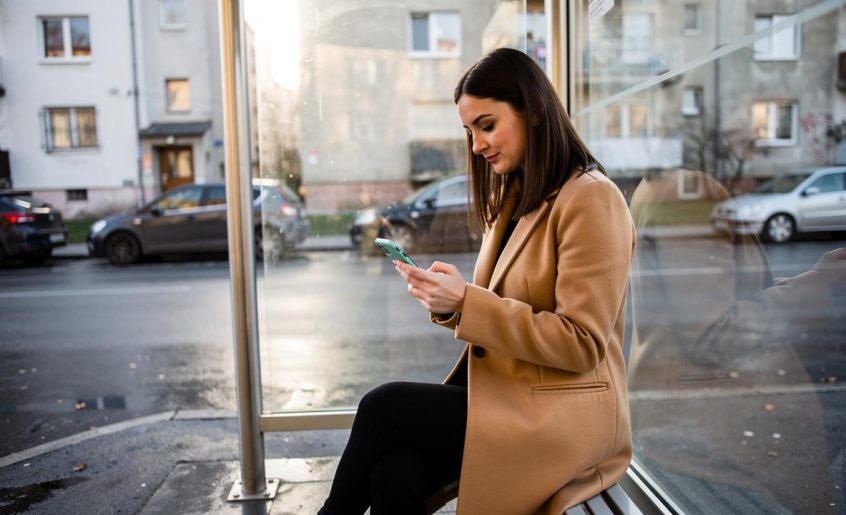 zena-bez-kaput-telefon