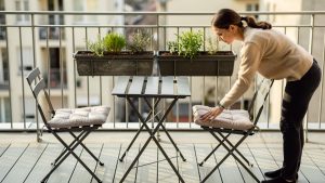 zena-stolica-jastuk-balkon
