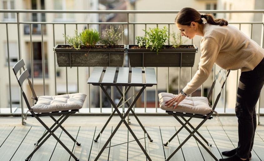 zena-stolica-jastuk-balkon